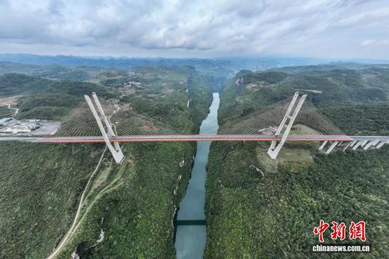 10月16日，航拍六广河大桥雨后景色。（无人机照片）