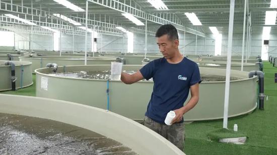 企业职工进行水质监测。阿卜力克木·依卜拉依木 摄9