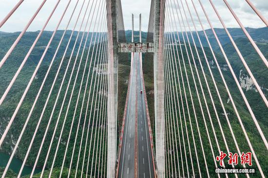 10月16日，航拍贵州江（口）黔（西）高速公路六广河大桥雨后景色。六广河大桥位于贵州省黔西市与息烽县交界处，是连接两地的过河通道，该桥全长1280米，主跨长580米，桥面宽27.7米，是一座双塔双索面叠合梁斜拉桥。（无人机照片）