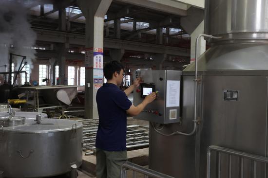 工作人员正在设置风机设备参数 工作人员正在设置风机设备参数