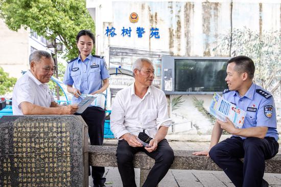 作品《警苑护民》陈香香