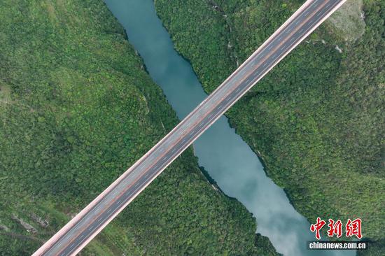 10月16日，航拍六广河大桥雨后景色。（无人机照片）