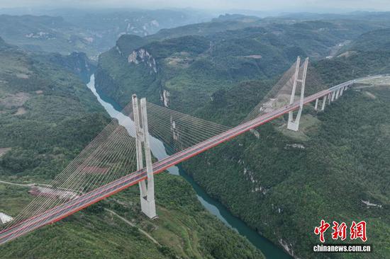 10月16日，航拍六广河大桥雨后景色。（无人机照片）