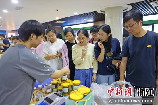 千岛湖优质农产品走进杭州市民中心。主办方供图