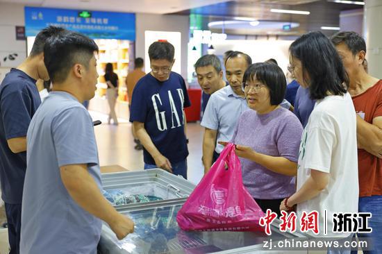 千岛湖优质农产品走进杭州市民中心。主办方供图
