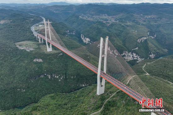 10月16日，航拍六广河大桥雨后景色。（无人机照片）