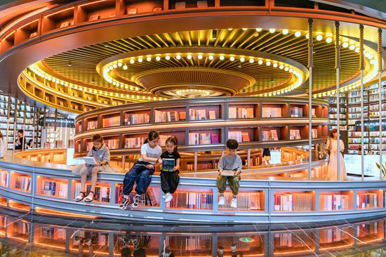 作品《假日品书香》 谢建鹏