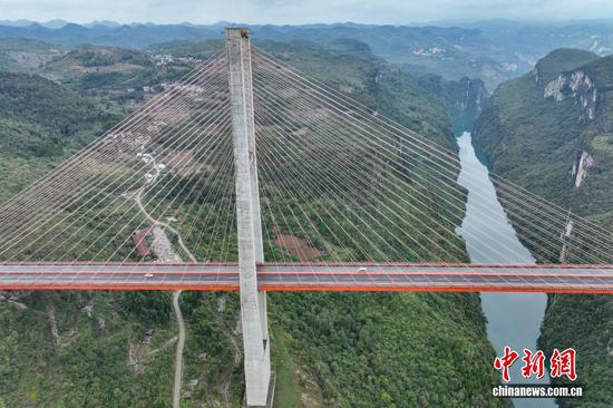 10月16日，航拍六广河大桥雨后景色。（无人机照片）