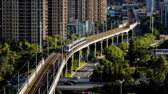 作品《家门口的轨道交通》胡蒙蒙