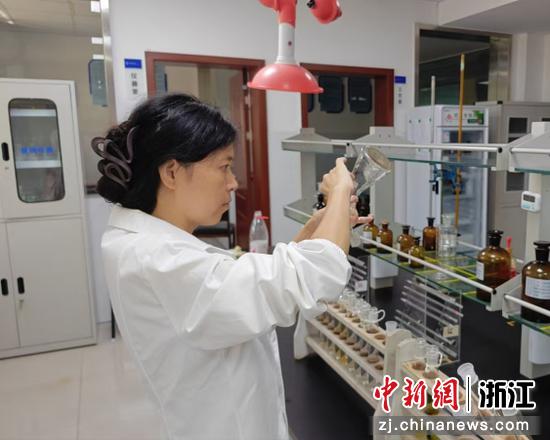 日前,永康钱江水务水质部开展水样检测。潘宇 供图 日前,永康钱江水务水质部开展水样检测。潘宇 供图