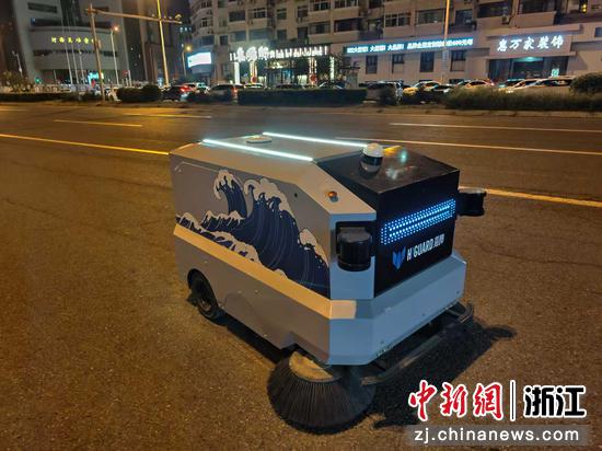 “无人清扫车”夜间执行街面清扫任务。物产中大数科供图
