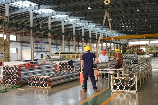 工人正在打包产品。陆劲松 摄 工人正在打包产品。陆劲松 摄