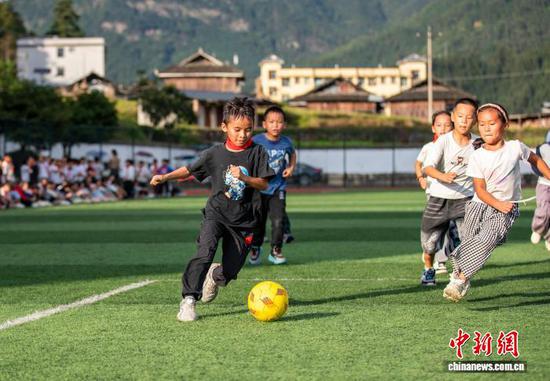 10月16日,贵州省从江县刚边壮族乡中心小学学生在进行班级足球比赛。罗京来 摄 10月16日,贵州省从江县刚边壮族乡中心小学学生在进行班级足球比赛。罗京来 摄