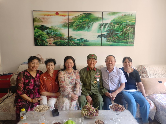 吴显明和队员看望抗美援朝老兵时的合影。伊州区二堡镇人民政府供图