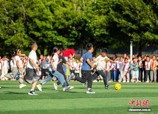 10月16日,贵州省从江县刚边壮族乡中心小学学生在进行班级足球比赛。罗京来 摄 10月16日,贵州省从江县刚边壮族乡中心小学学生在进行班级足球比赛。罗京来 摄
