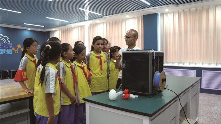 近日,在玛纳斯县第三小学,学生们在新的科技教室内学习3D打印技术。□谷雅萍摄
近日,在玛纳斯县第三小学,学生们在新的科技教室内学习3D打印技术。□谷雅萍摄