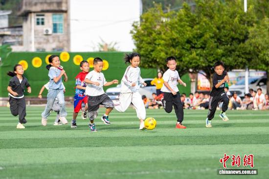 10月16日,贵州省从江县刚边壮族乡中心小学学生在进行班级足球比赛。罗京来 摄 10月16日,贵州省从江县刚边壮族乡中心小学学生在进行班级足球比赛。罗京来 摄