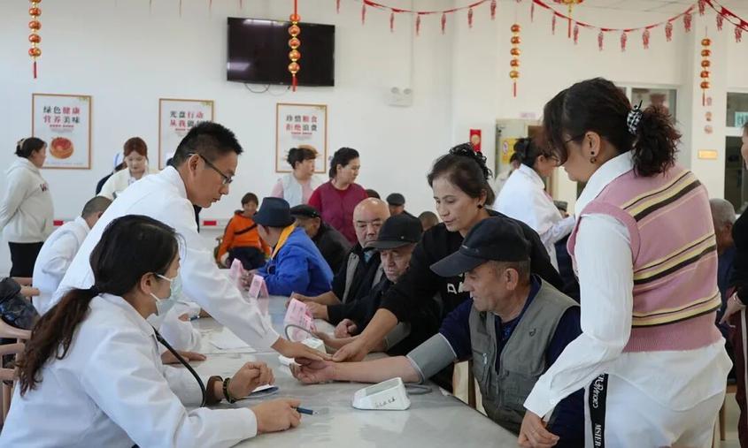 “医”心敬老 察布查尔县多学科团队义诊送暖到敬老院