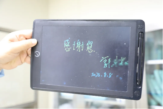 图为小郭向院长及医护人员表达感谢(泰心医院供图) 图为小郭向院长及医护人员表达感谢(泰心医院供图)