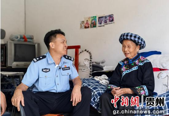 图为杨仕荣走访辖区居民。赵佳玲 摄 图为杨仕荣走访辖区居民。赵佳玲 摄