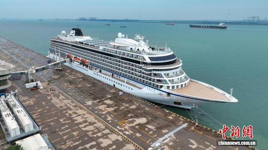 10月17日,“招商伊敦”号在天津国际邮轮母港靠泊。(天津东疆边检站供图) 10月17日,“招商伊敦”号在天津国际邮轮母港靠泊。(天津东疆边检站供图)