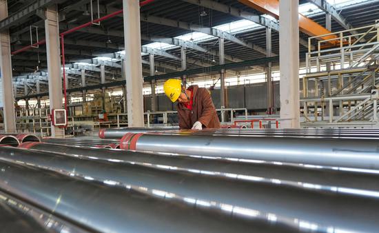 工人正在对产品进行检测。陆劲松 摄 工人正在对产品进行检测。陆劲松 摄