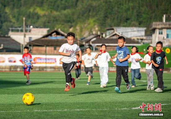10月16日,贵州省从江县刚边壮族乡中心小学学生在进行班级足球比赛。罗京来 摄 10月16日,贵州省从江县刚边壮族乡中心小学学生在进行班级足球比赛。罗京来 摄