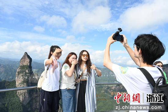 新闻工作者在神仙居景区拍照。仙居县委宣传部供图