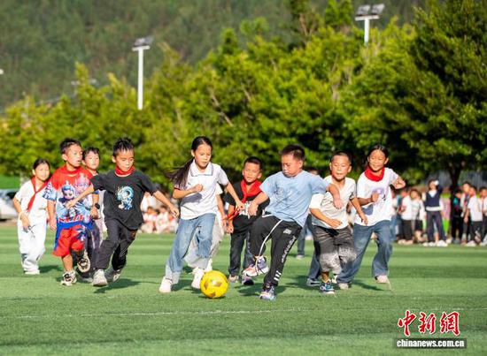 10月16日,贵州省从江县刚边壮族乡中心小学学生在进行班级足球比赛。罗京来 摄 10月16日,贵州省从江县刚边壮族乡中心小学学生在进行班级足球比赛。罗京来 摄