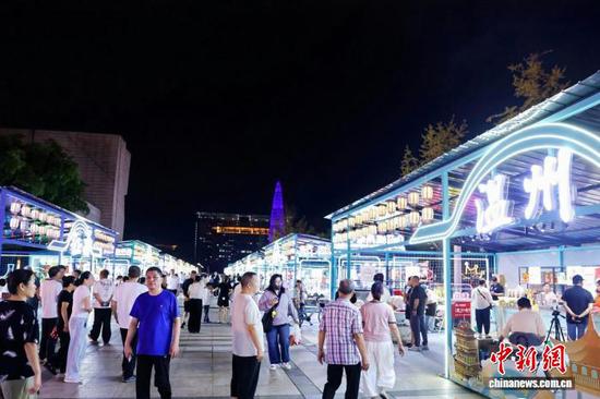 展会现场吸引了诸多消费者参观体验。　主办方 供图