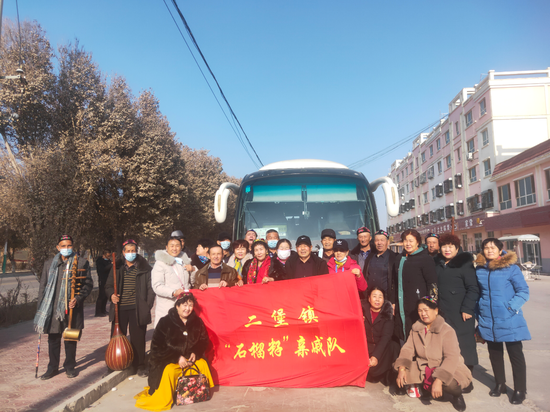 “石榴籽”亲戚队队员合影。伊州区二堡镇人民政府供图