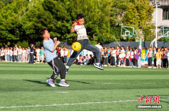 10月16日,贵州省从江县刚边壮族乡中心小学学生在进行班级足球比赛。近年来,从江县将足球运动引入校园,通过开展校园足球社团、举办校园足球联赛等方式,让孩子们在足球运动中享受乐趣、增强体质,促进健康成长。罗京来 摄 10月16日,贵州省从江县刚边壮族乡中心小学学生在进行班级足球比赛。近年来,从江县将足球运动引入校园,通过开展校园足球社团、举办校园足球联赛等方式,让孩子们在足球运动中享受乐趣、增强体质,促进健康成长。罗京来 摄