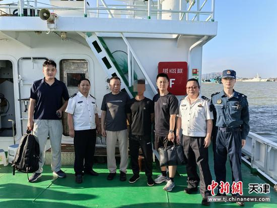 图为犯罪嫌疑人谭某兵在渔船上被警方抓捕。（北京铁路公安局天津公安处供图）