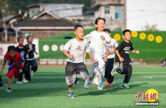 10月16日,贵州省从江县刚边壮族乡中心小学学生在进行班级足球比赛。罗京来 摄 10月16日,贵州省从江县刚边壮族乡中心小学学生在进行班级足球比赛。罗京来 摄