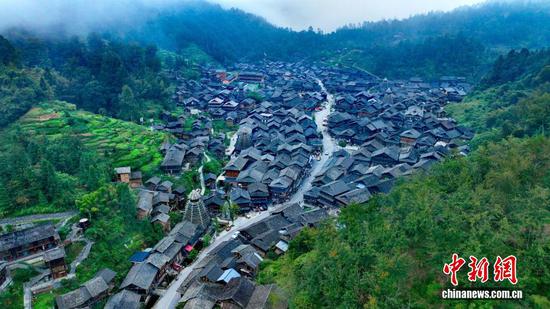 图为航拍黄岗村。