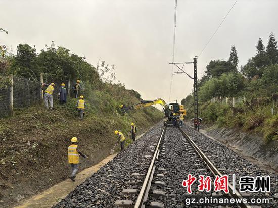 图为人工+机械协调作业现场 李明菲摄 图为人工+机械协调作业现场 李明菲摄