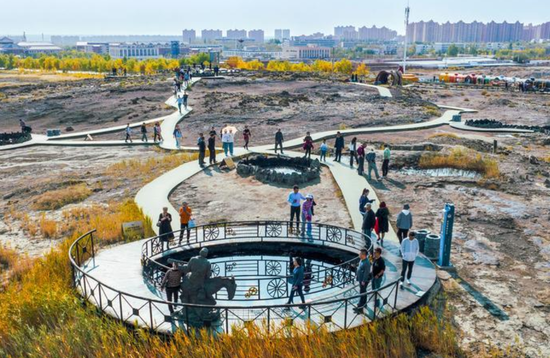游客在黑油山景区游览。马拉松赛事结束后,不少外地选手携家带口在克拉玛依区旅游。克拉玛依融媒记者 闵勇 摄