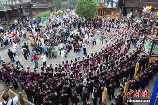 10月18日，黄岗村村民在唱侗族大歌。