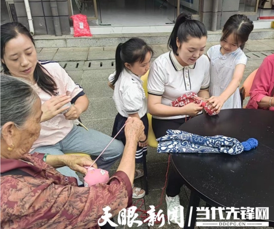 张兰凤(右三)与孩子制作手工。 张兰凤(右三)与孩子制作手工。