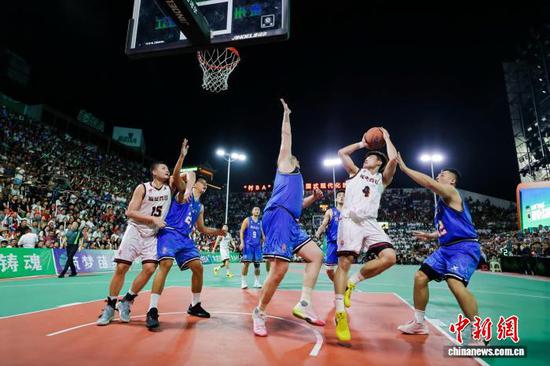 10月17日晚，2025年全国和美乡村篮球大赛(村BA)总决赛冠亚军争夺战。　赛事组委会供图