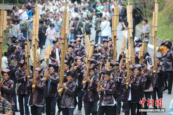 图为黄岗村村民在吹奏芦笙欢庆香禾糯节。