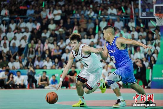 10月17日晚，2025年全国和美乡村篮球大赛(村BA)总决赛冠亚军争夺战。　赛事组委会供图