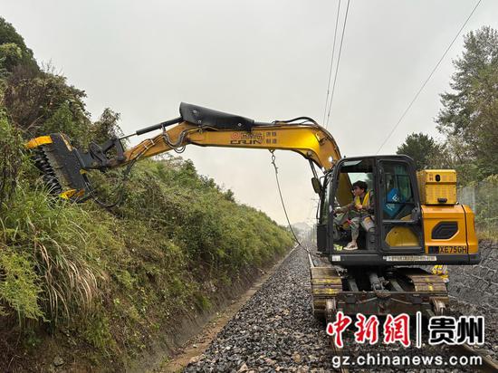 图为挖掘机正在对堑坡上植被进行清理 李明菲摄 图为挖掘机正在对堑坡上植被进行清理 李明菲摄