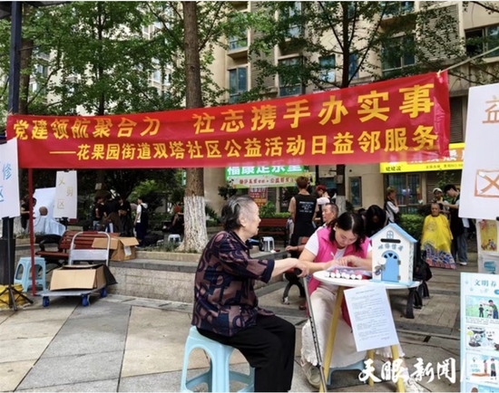 社工志愿者现场收集民情民意。 社工志愿者现场收集民情民意。