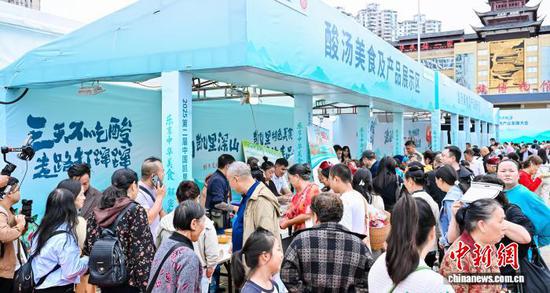 图为10月18日，民众在2025第二届中国凯里酸汤产业发展大会现场购买酸汤产品。凯里市委宣传部供图