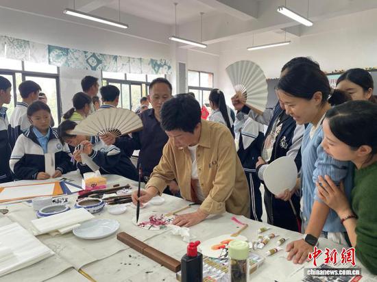 民进中央开明画院讲师团在织金县以那中学创作并赠送书画作品。开明慈善基金会供图 民进中央开明画院讲师团在织金县以那中学创作并赠送书画作品。开明慈善基金会供图