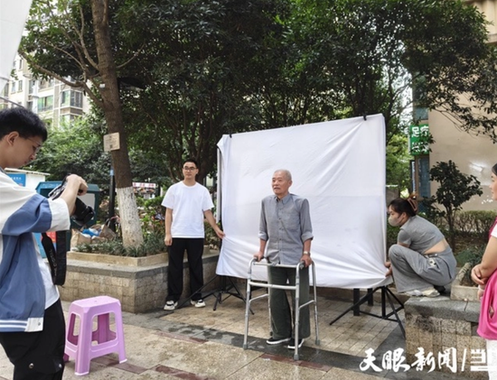 社工志愿者为居民免费拍摄证件照。 社工志愿者为居民免费拍摄证件照。