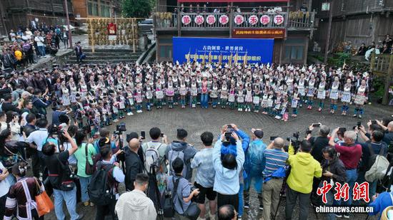 10月18日，黄岗村村民在唱侗族大歌。