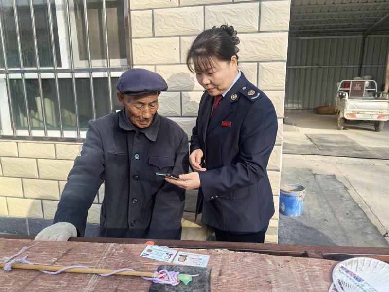 乌苏市税务干部上门帮助行动不便的老人开发票。 乌苏市税务干部上门帮助行动不便的老人开发票。