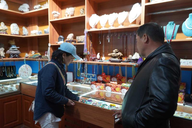 游客在挑选饰品。 游客在挑选饰品。